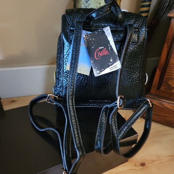 Danielle Nicole Disney Cruella Backpack 🎒 NWT - Picture 4 of 16